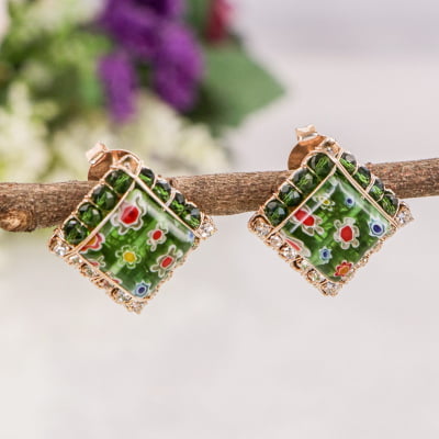 Brinco bordado a mão com murano desenhado, cristais verde e strass, folheado em ouro 18K