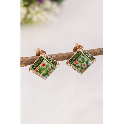 Brinco bordado a mão com murano desenhado, cristais verde e strass, folheado em ouro 18K