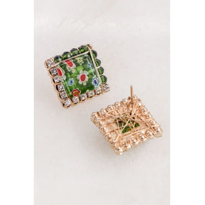 Brinco bordado a mão com murano desenhado, cristais verde e strass, folheado em ouro 18K