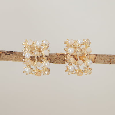 Brinco bordado a mão com Pérola ABS e cristais transparente folheado em ouro 18k  202140000000119