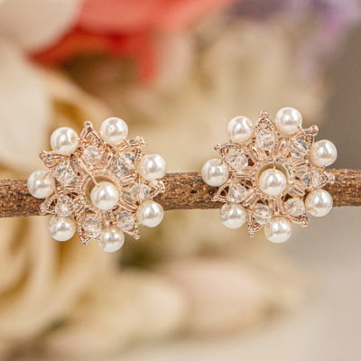 Brinco bordado a mão mix de cristais transparentes e pérolas ABS, folheado em ouro 18k 