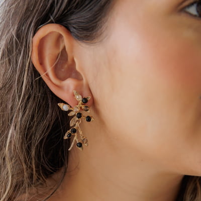 Brinco bordado com cristais preto folheado em ouro 18k 202200000000129