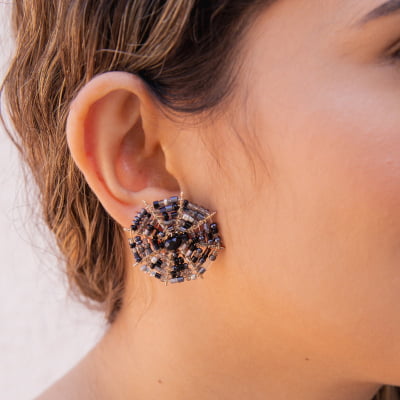 Brinco bordado com cristal e contas de vidro preto folheado em ouro 18k 202200000000123 Brinco bordado com cristal e contas de vidro preto folheado em ouro 18k 202200000000123