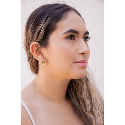Brinco bordadoa mão com cristais em tons de nude  e folheado em ouro 18k    