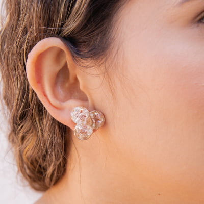 Brinco bordadoa mão com cristais em tons de nude  e folheado em ouro 18k     202130000000225