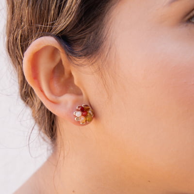 Brinco bordadoa mão com cristais em tons de nude e marrom, folheado em ouro 18k     202130000000226