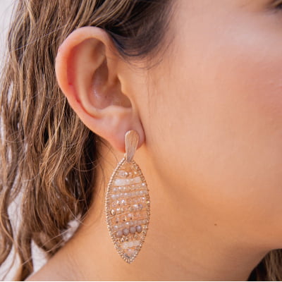 Brinco bordadoa mão com mix de cristais em tons de nude  e folheado em ouro 18k  