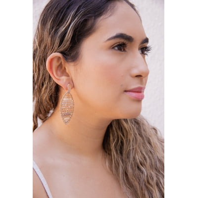 Brinco bordadoa mão com mix de cristais em tons de nude  e folheado em ouro 18k  