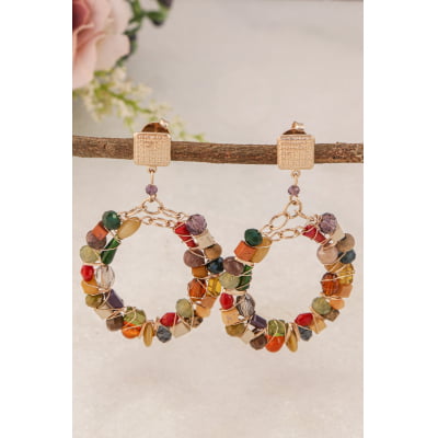 Brinco com bordado com mix de cristais, resinas, madeira filipina coloridos e folheado em ouro 18k 