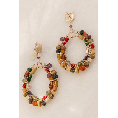 Brinco com bordado com mix de cristais, resinas, madeira filipina coloridos e folheado em ouro 18k 