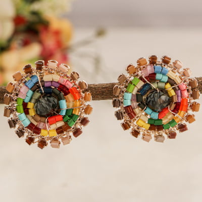 Brinco com bordado com mix de vidrilhos coloridos e folheado em ouro 18k