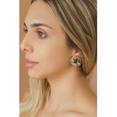 Brinco com bordado com mix de vidrilhos coloridos e folheado em ouro 18k