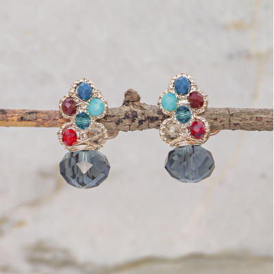 Brinco com cristais coloridos, folheado em ouro 18k 