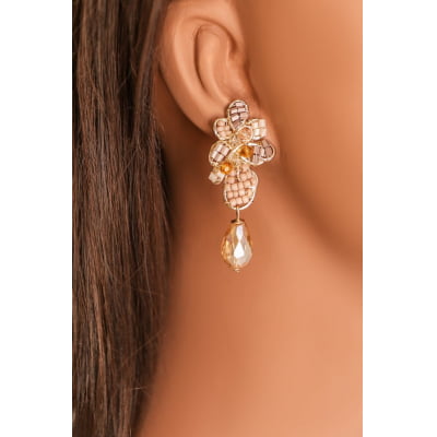 Brinco com cristais e vidrilhos nudes folheado em ouro 18k 