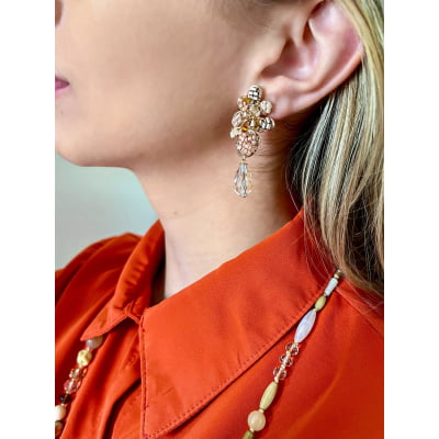 Brinco com cristais e vidrilhos nudes folheado em ouro 18k 