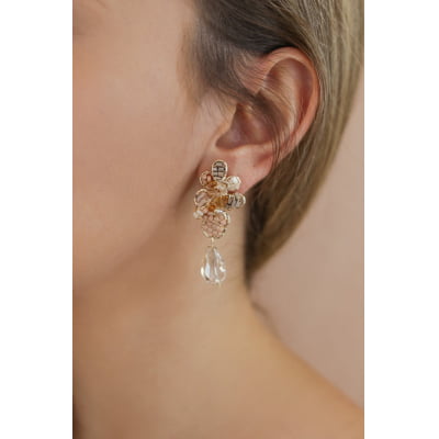 Brinco com cristais e vidrilhos nudes folheado em ouro 18k 