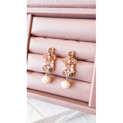 Brinco com cristais rosa e fumê folheado em ouro 18k  