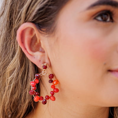 Brinco com cristais tons vermelhos folheado em ouro 18k  202180000000097