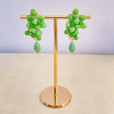 Brinco com cristais verdes folheado em ouro 18k 202150000000135