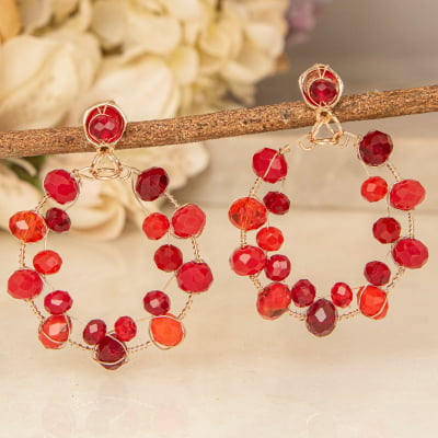 Brinco com cristais vermelhos folheado em ouro 18k 