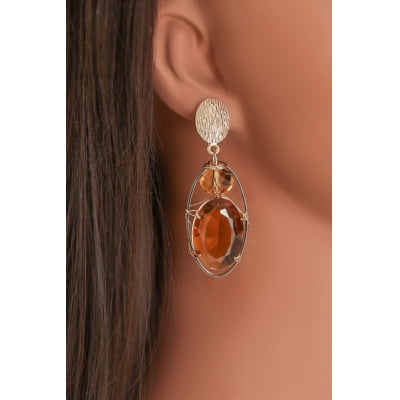Brinco com cristal e resina marrom folheado em ouro 18k 