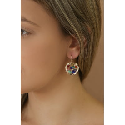 Brinco com feicho estilo flip bordada com mix de cristais e muranos coloridos, folheado em ouro 18k