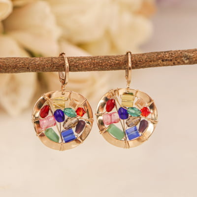 Brinco com feicho estilo flip bordada com mix de cristais e muranos coloridos, folheado em ouro 18k