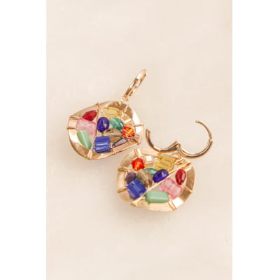 Brinco com feicho estilo flip bordada com mix de cristais e muranos coloridos, folheado em ouro 18k