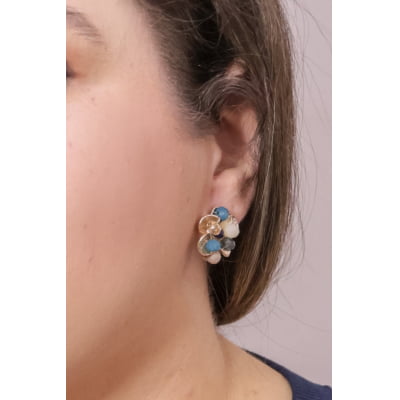 Brinco com mix de cristais em tons de azul e nude, folheado a ouro 18k.