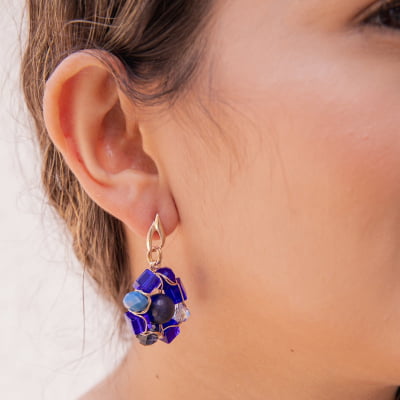 Brinco bordado a mão com cristais e pedra natural tom azul folheado em ouro 18k 202170000000195