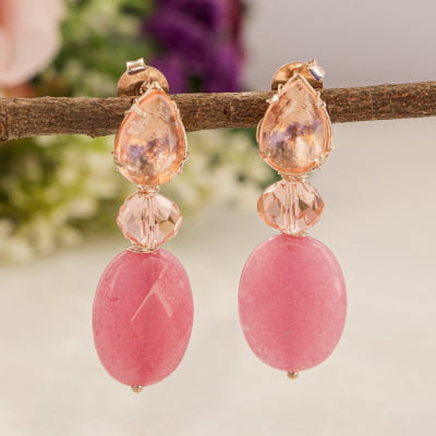 Brinco bordado a mão com jade rosa, cristal e resina rosa,  folheado em ouro 18K 