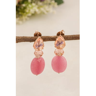 Brinco bordado a mão com jade rosa, cristal e resina rosa,  folheado em ouro 18K 