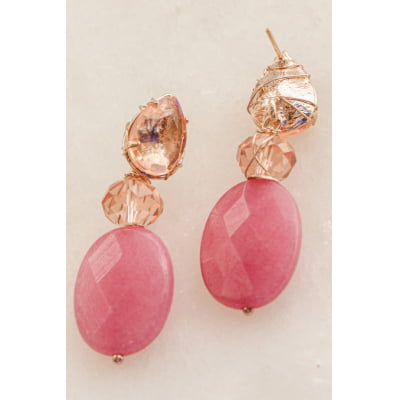 Brinco bordado a mão com jade rosa, cristal e resina rosa,  folheado em ouro 18K 