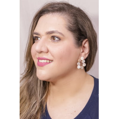 Brinco bordado a mão com madrepérolas folheado em ouro 18k 