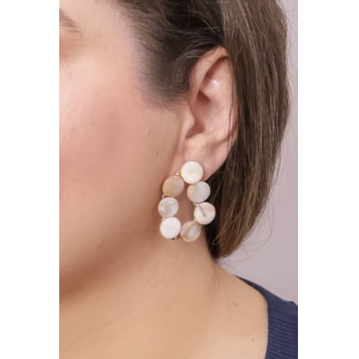 Brinco bordado a mão com madrepérolas folheado em ouro 18k