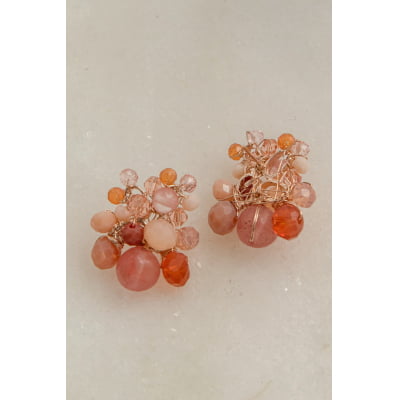 Brinco bordado a mão com mix de cristais em tons de rosa e pedra natural jade cherry folheado em ouro 18k  