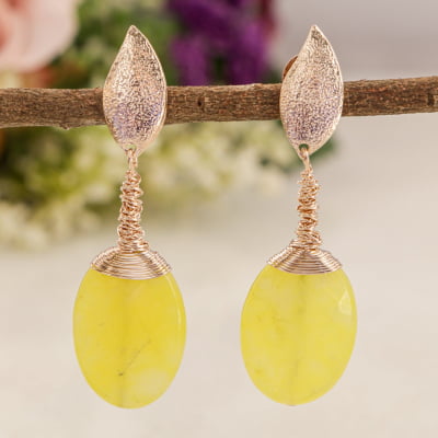 Brinco bordado a mão com pedra natural jade amarela e  folheado em ouro 18K 