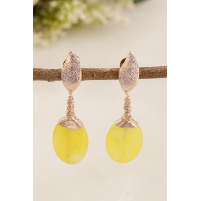 Brinco bordado a mão com pedra natural jade amarela e  folheado em ouro 18K 