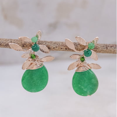 Brinco bordado a mão com pedra natural jade verde e cristais  folheado em ouro 18K 