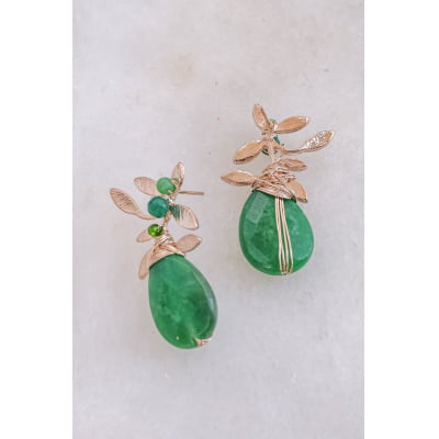 Brinco bordado a mão com pedra natural jade verde e cristais  folheado em ouro 18K 