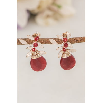 Brinco bordado a mão com pedra natural jade vermelha e cristais  folheado em ouro 18K  