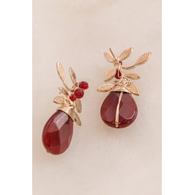 Brinco bordado a mão com pedra natural jade vermelha e cristais  folheado em ouro 18K  