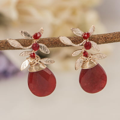 Brinco bordado a mão com pedra natural jade vermelha e cristais  folheado em ouro 18K  