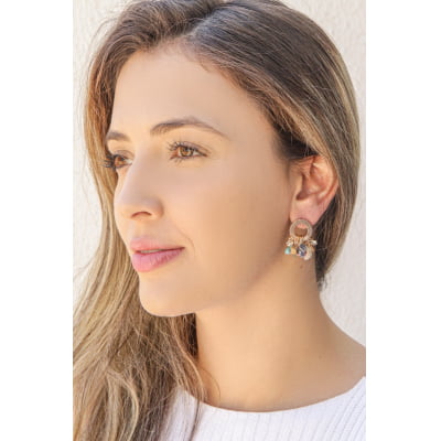 Brinco com cascalho de pedras naturais e strass folheado em ouro 18K  