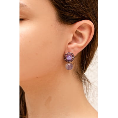 Brinco com pedra natural ametista pedra natural jade e cristais lilás folheado em ouro 18k