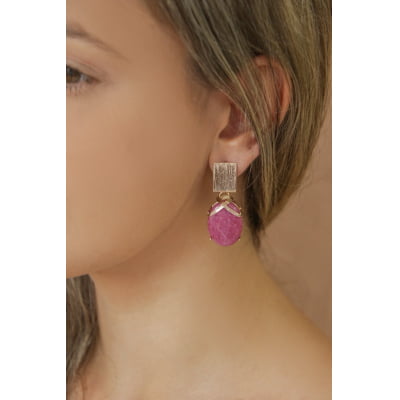 Brinco com pedra natural jade rubi vinho folheado em ouro 18K  