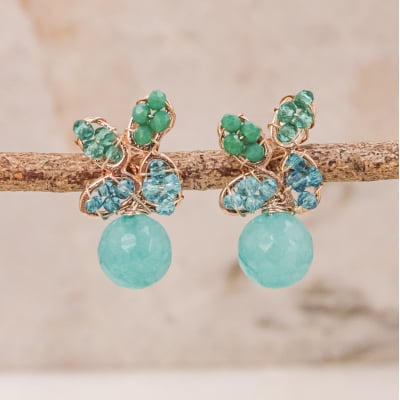Brinco com pedra natural jade turquesa e cristais em tons de azul folheado em ouro 18K  