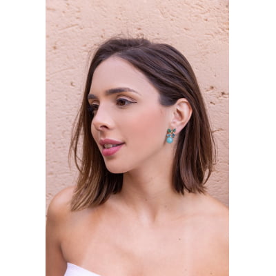 Brinco com pedra natural jade turquesa e cristais em tons de azul folheado em ouro 18K  
