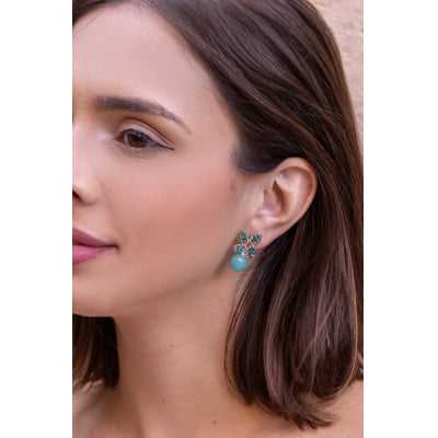 Brinco com pedra natural jade turquesa e cristais em tons de azul folheado em ouro 18K  