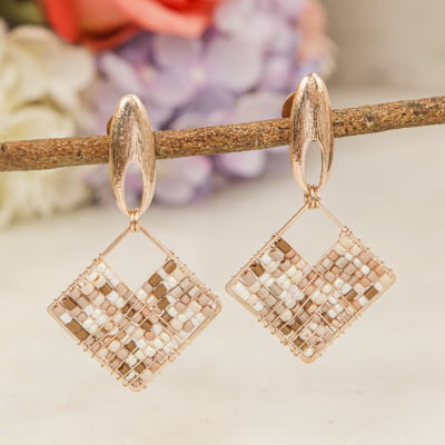 Brinco bordado a mão com  contas de vidro em tons de nude, folheado em ouro 18k   